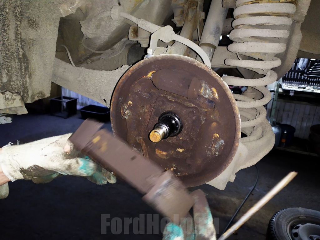Замена задних колодок и барабанов Форд Фокус 1 - 5.jpg