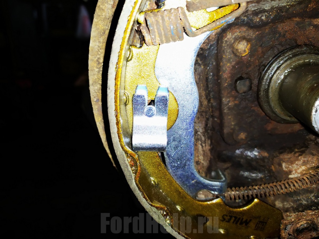 Замена задних колодок и барабанов Форд Фокус 1 - 13.jpg