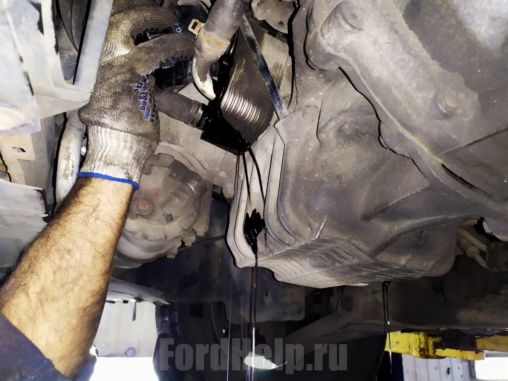 Замена масла в двигателе Форд Фокус 2 (10).jpg